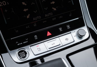 Подержанный автомобиль Audi Q8 2021 года (22 фото)