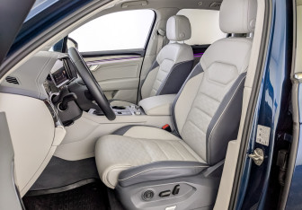 Подержанный автомобиль Volkswagen Touareg 2022 года (20 фото)