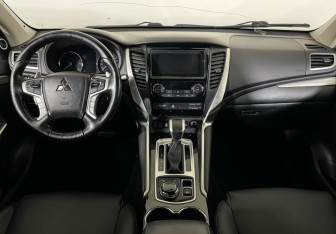 Подержанный автомобиль Mitsubishi Pajero Sport 2018 года (12 фото)