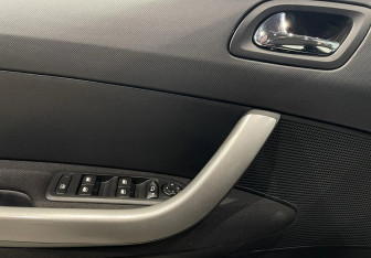 Подержанный автомобиль Peugeot 408 2013 года (16 фото)