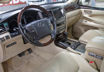 Подержанный автомобиль Lexus LX 2008 года (18 фото)