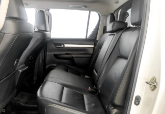 Подержанный автомобиль Toyota Hilux 2016 года (12 фото)