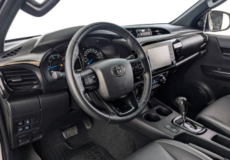 Подержанный автомобиль Toyota Hilux 2021 года (16 фото)