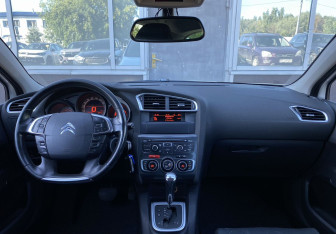 Подержанный автомобиль Citroen C4 Hatchback 2012 года (11 фото)