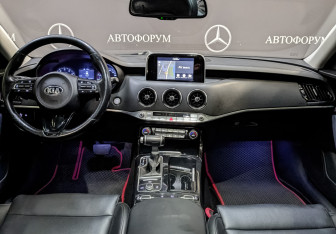 Подержанный автомобиль Kia Stinger 2018 года (14 фото)