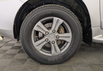 Подержанный автомобиль Toyota Land Cruiser Suv 2013 года (12 фото)
