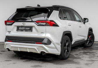 Подержанный автомобиль Toyota RAV4 2021 года (5 фото)