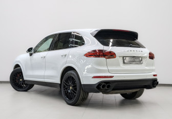 Подержанный автомобиль Porsche Cayenne 2015 года (7 фото)