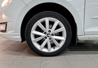 Подержанный автомобиль Skoda Rapid Liftback 2015 года (19 фото)