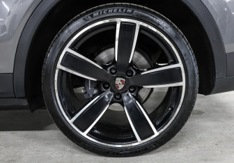 Подержанный автомобиль Porsche Cayenne 2019 года (26 фото)