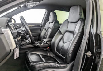 Подержанный автомобиль Porsche Cayenne 2017 года (20 фото)