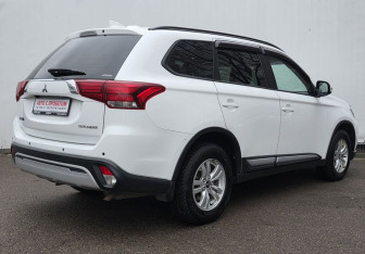 Подержанный автомобиль Mitsubishi Outlander 2019 года (5 фото)