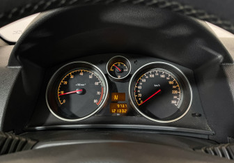 Подержанный автомобиль Opel Astra Hatchback 2011 года (11 фото)