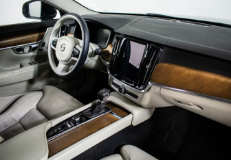 Подержанный автомобиль Volvo S90 2017 года (10 фото)
