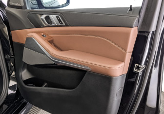 Подержанный автомобиль BMW X5 2021 года (25 фото)