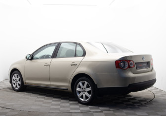 Подержанный автомобиль Volkswagen Jetta Sedan 2007 года (3 фото)