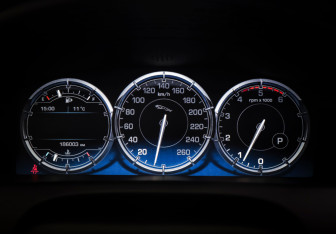 Подержанный автомобиль Jaguar XJ 2012 года (15 фото)