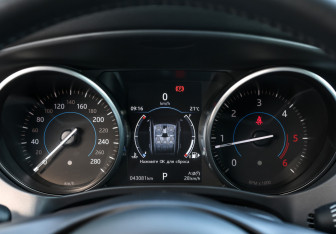 Подержанный автомобиль Jaguar F-Pace 2017 года (13 фото)