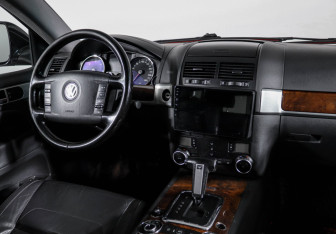 Подержанный автомобиль Volkswagen Touareg 2008 года (12 фото)