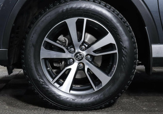 Подержанный автомобиль Toyota RAV4 2015 года (10 фото)