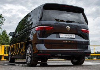 Подержанный автомобиль Volkswagen Multivan 2022 года (6 фото)