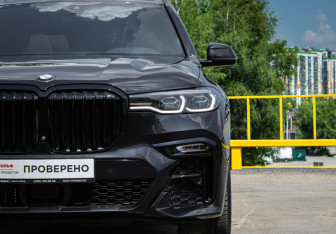 Подержанный автомобиль BMW X7 2021 года (20 фото)