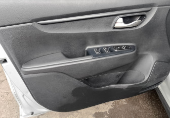 Подержанный автомобиль Kia Rio Hatchback 2021 года (17 фото)