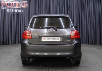 Подержанный автомобиль Toyota Auris Hatchback 2009 года (6 фото)
