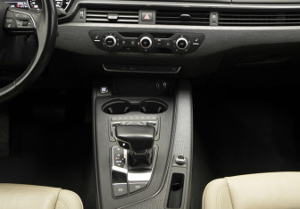 Подержанный автомобиль Audi A4 Sedan 2017 года (19 фото)