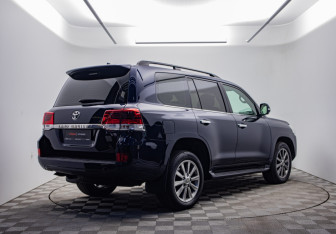 Подержанный автомобиль Toyota Land Cruiser Suv 2017 года (5 фото)