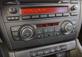 Подержанный автомобиль BMW X1 2014 года (19 фото)