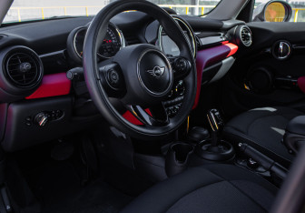 Подержанный автомобиль MINI Hatch 2018 года (10 фото)