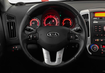 Подержанный автомобиль Kia Ceed Hatchback 2011 года (11 фото)