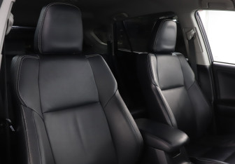 Подержанный автомобиль Toyota RAV4 2018 года (16 фото)