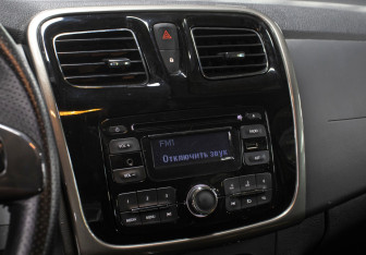 Подержанный автомобиль Renault Sandero 2016 года (19 фото)