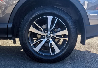 Подержанный автомобиль Toyota RAV4 2017 года (10 фото)