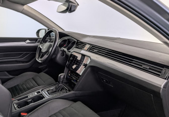 Подержанный автомобиль Volkswagen Passat Sedan 2021 года (13 фото)