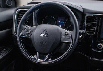 Подержанный автомобиль Mitsubishi Outlander 2021 года (15 фото)