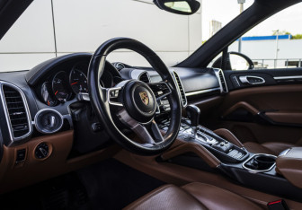 Подержанный автомобиль Porsche Cayenne 2016 года (11 фото)