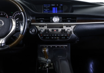 Подержанный автомобиль Lexus ES 2015 года (13 фото)