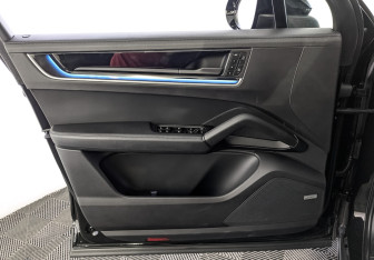 Подержанный автомобиль Porsche Cayenne 2024 года (19 фото)