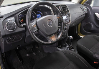 Подержанный автомобиль Renault Sandero 2016 года (16 фото)