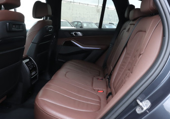 Подержанный автомобиль BMW X5 2019 года (10 фото)
