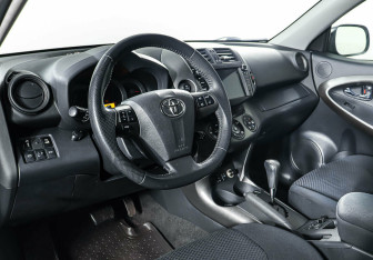Подержанный автомобиль Toyota RAV4 2011 года (10 фото)