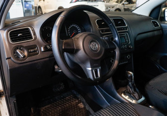 Подержанный автомобиль Volkswagen Polo Sedan 2013 года (12 фото)