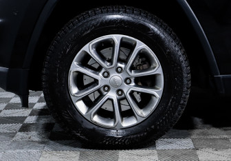 Подержанный автомобиль Jeep Grand Cherokee 2015 года (15 фото)