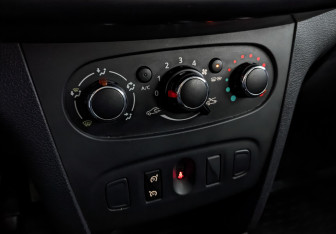 Подержанный автомобиль Renault Sandero 2016 года (21 фото)