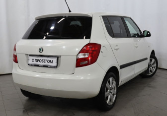 Подержанный автомобиль Skoda Fabia Hatchback 2011 года (4 фото)