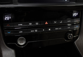 Подержанный автомобиль Jaguar F-Pace 2016 года (21 фото)