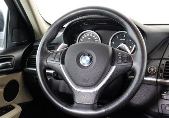 Подержанный автомобиль BMW X6 2013 года (10 фото)